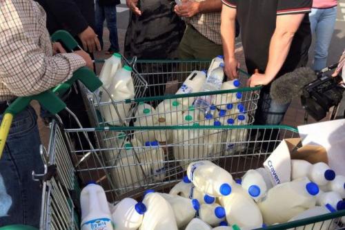 Mất cân đối cung cầu sữa châu Âu rẻ hơn nước lọc