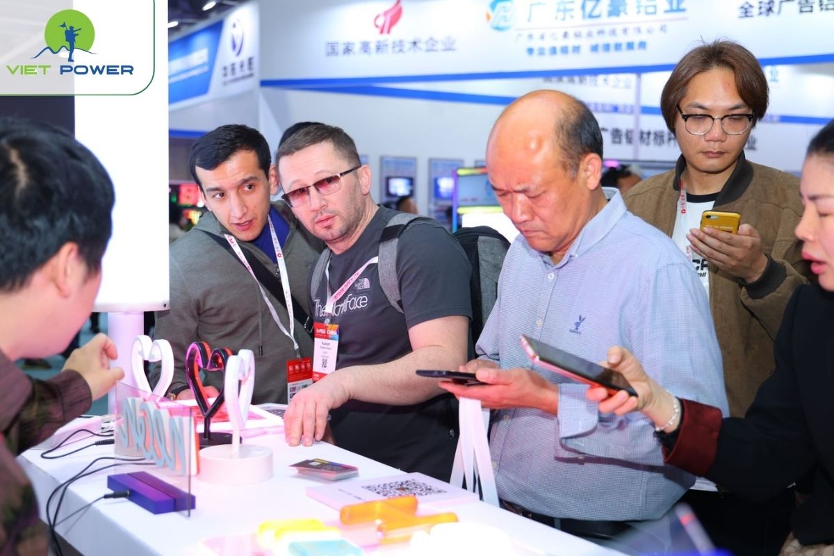 Nhận thẻ trực tiếp tại hội trường