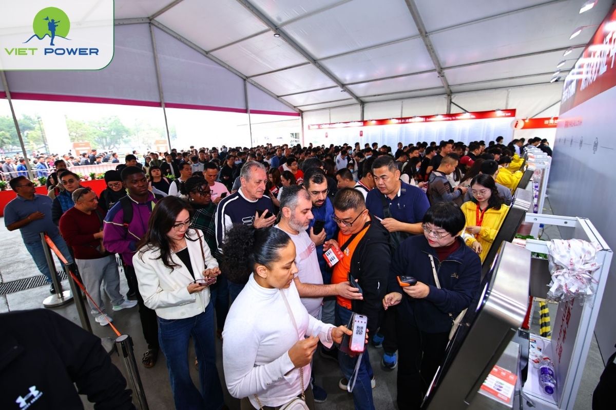 Quét mã QR để dùng khi làm thủ tục vào hội chợ.