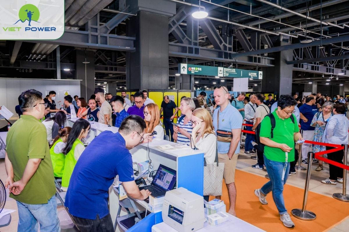 Đến triển lãm: xuất trình hộ chiếu/giấy tờ hợp lệ khi cần