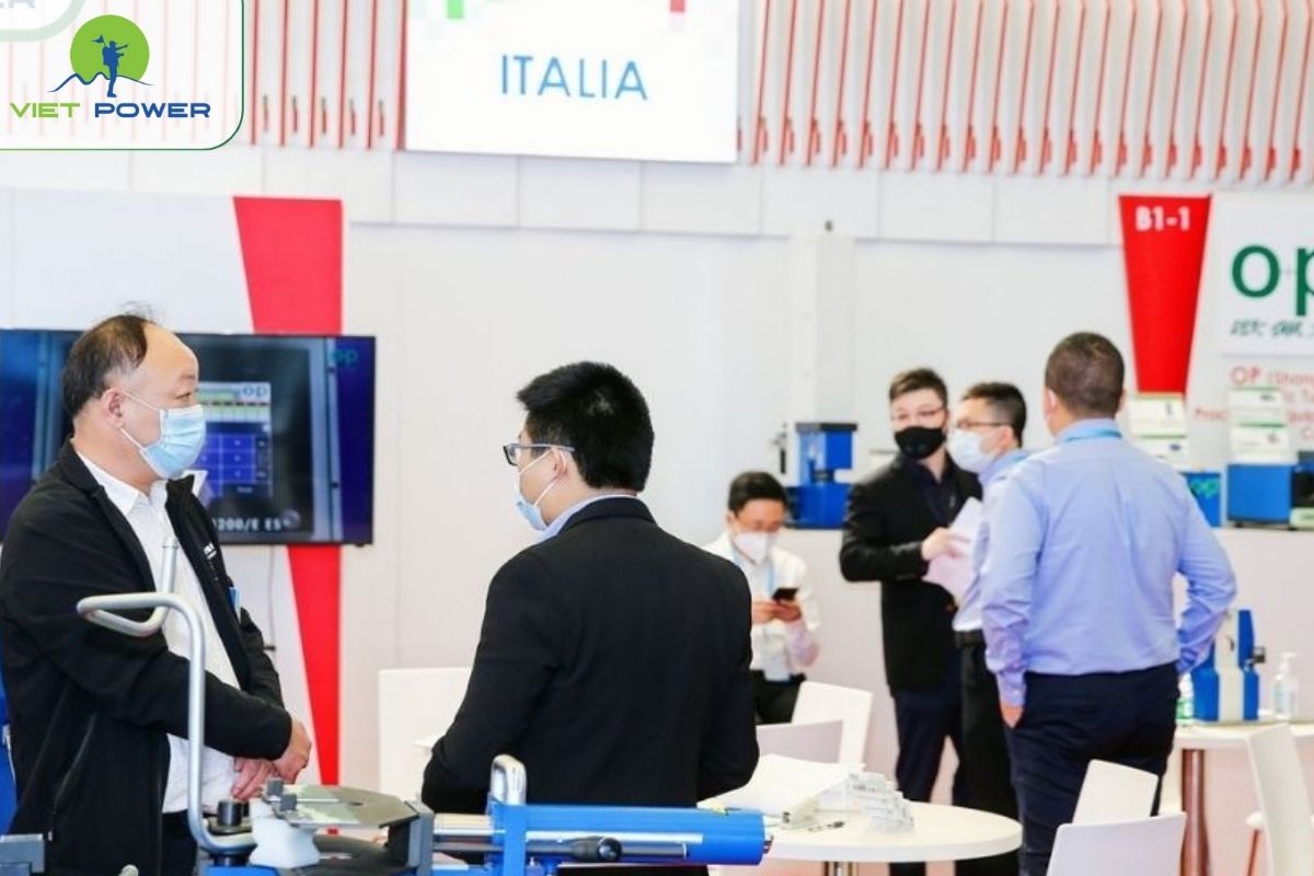 Cách tiếp cận gian hàng đúng thời điểm Tránh ghé vào giờ cao điểm (sáng muộn hoặc g