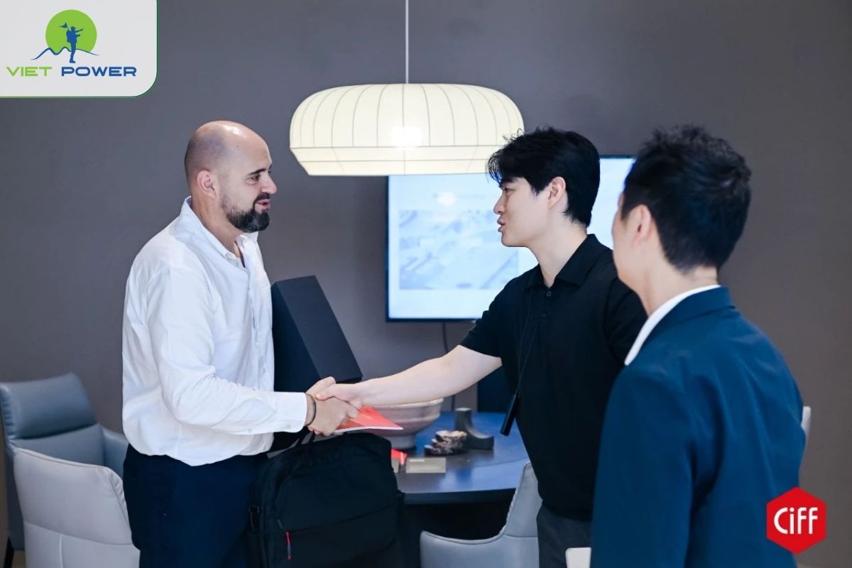 Kết nối đối tác và ký hợp đồng tại chỗ