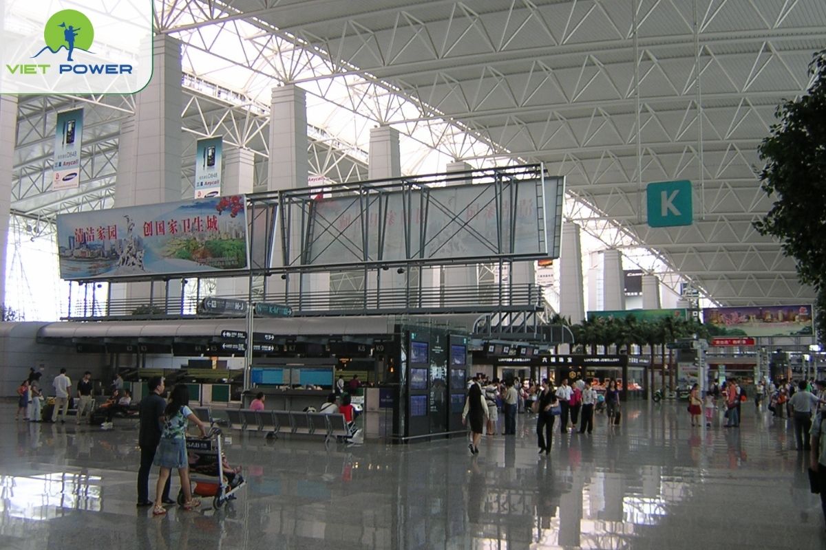 Đến sân bay Bạch Vân