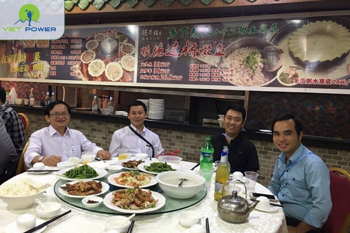 Ăn trưa ngay trong khu hội chợ