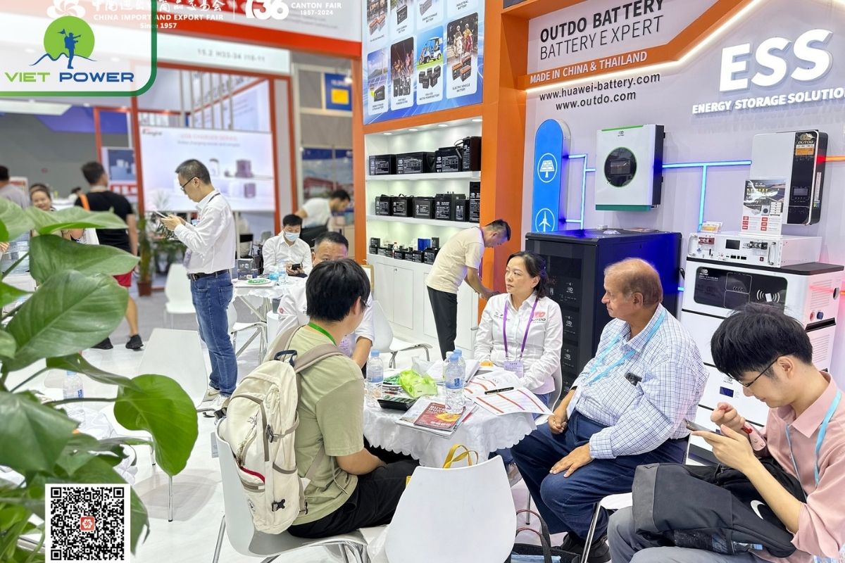 Thuê sinh viên hoặc du học sinh  Nếu muốn tiết kiệm chi phí, bạn có thể thuê sinh viên hoặc du học sinh tại Quảng Châu. Mức giá khoảng 300 – 500 NDT/ngày (1 – 1,6 triệu đồng). Dù khả năng dịch có thể không chuyên sâu bằng phiên dịch viên chuyên nghiệp, nhưng vẫn đủ hỗ trợ trong trao đổi cơ bản với nhà cung cấp tại hội chợ.